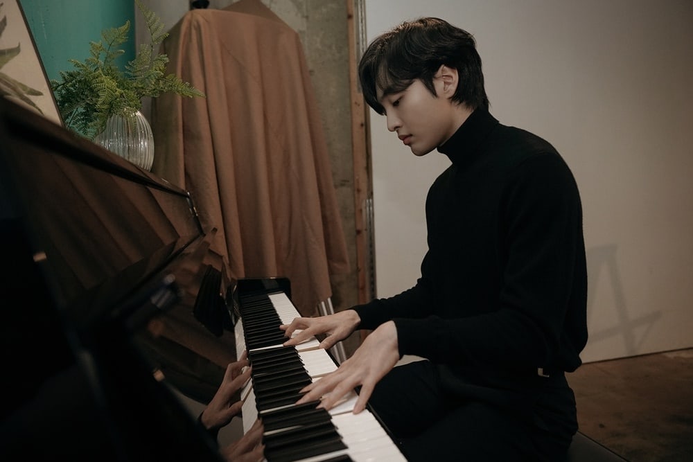 Kim Min Jae chơi đàn piano