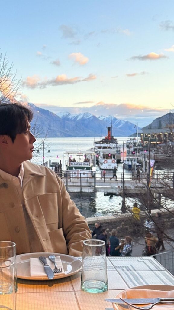 Hình ảnh Choi Woo Shik chụp khi đi du lịch